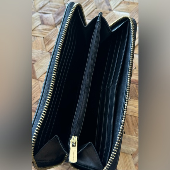 Coach Accordion Zip Wallet In Signature Canvas. - Picture 2 of 6